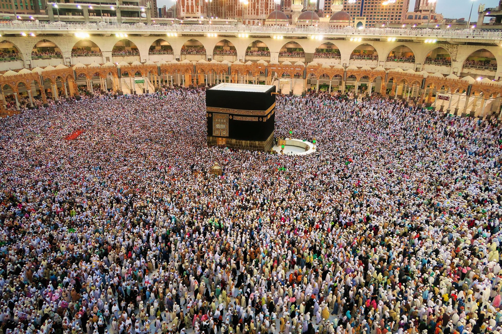 Economy Umrah — pilgrims at the Kaaba, Makkah